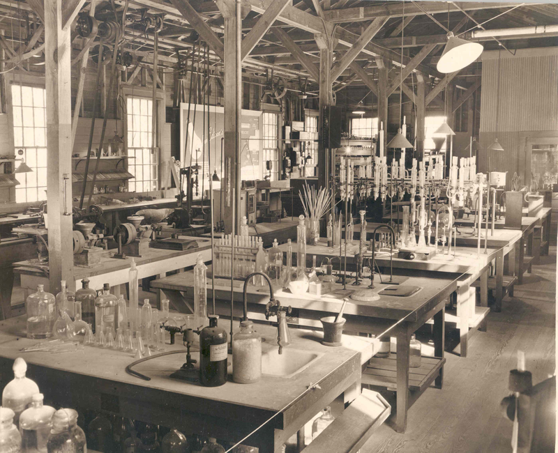 Illustration for article titled Incredible Pictures of Early Science Labs